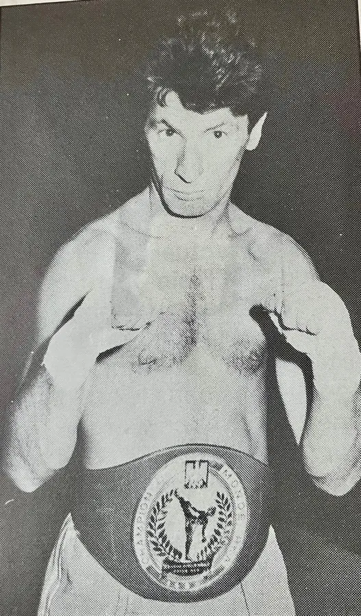 Edmond Ardissone avec sa ceinture de champion du monde