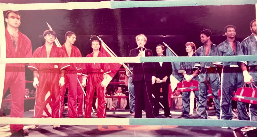 Équipes de France et du Canada alignées sur le ring à Montréal