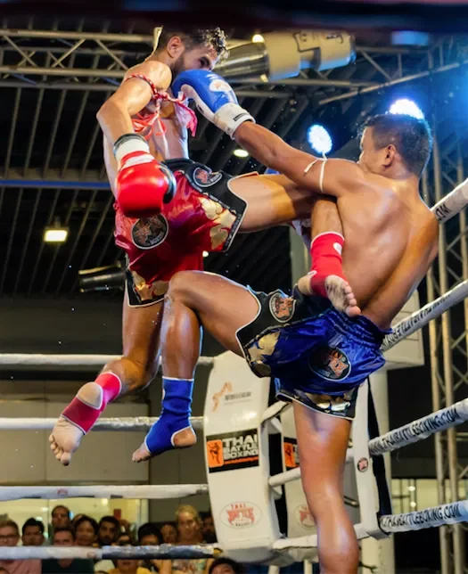 Combat de boxe thaï sur le ring lors d'un gala