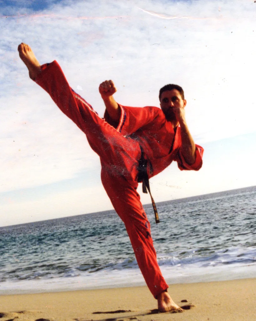 Patrick POISSON, coup de pied haut en tenue rouge sur la plage